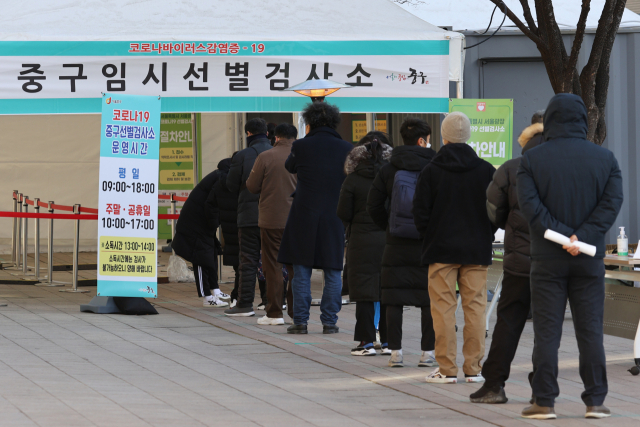 신종 코로나바이러스 감염증(코로나19) 신규 확진자가 1천200명대를 기록한 25일 오후 서울광장에 마련된 임시선별진료소에서 시민들이 검사를 받기 위해 줄을 있다. 연합뉴스