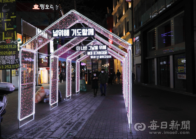 26일 식당, 카페 영업 중단 시각인 밤 9시 쯤 대구 중구 동성로 거리가 한산한 모습이다. 우태욱 기자 woo@imaeil.com