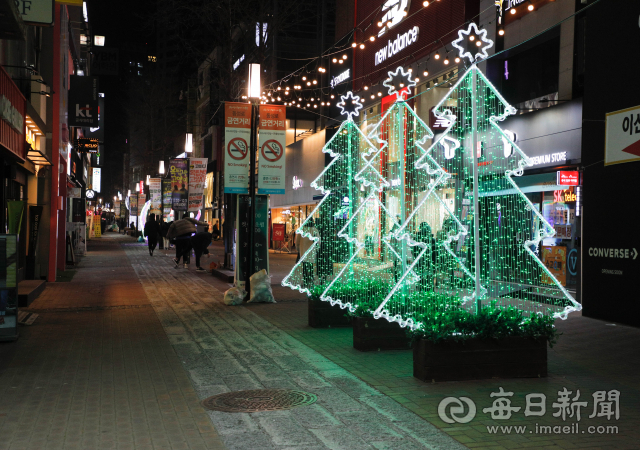 26일 식당, 카페 영업 중단 시각인 밤 9시 쯤 대구 중구 동성로 거리가 한산한 모습이다. 우태욱 기자 woo@imaeil.com