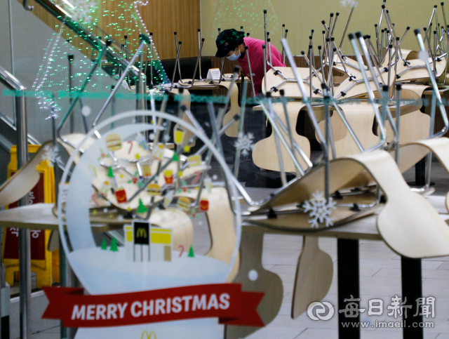 26일 식당, 카페 영업 중단 시각인 밤 9시 쯤 대구 중구 동성로 한 음식점에서 종업원이 매장을 정리하고 있다. 우태욱 기자 woo@imaeil.com