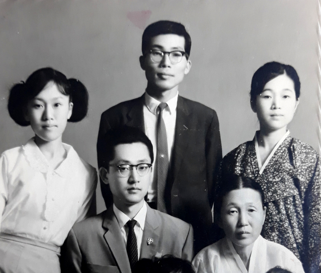 1968년 김혜란(왼쪽) 씨와 큰 오빠 김동수(앞줄 가운데) 씨와 찍은 가족사진. 가족제공.