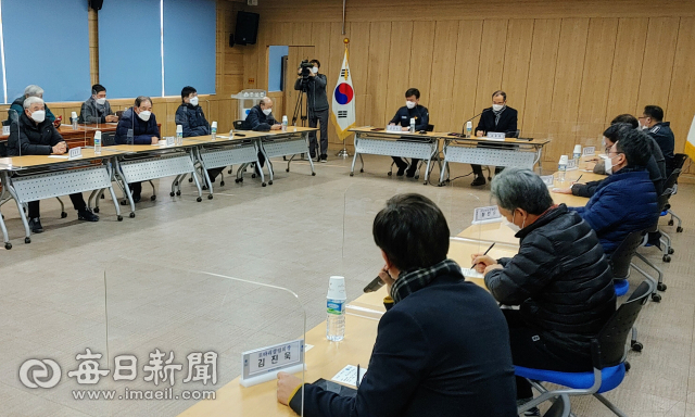 27일 오전 경북 청송군 진보면 진보면사무소 2층 회의실에서 윤경희 청송군수와 공무원, 경북북부교소소 관계자, 군의회, 지역 주요 단체장 등이 모여 