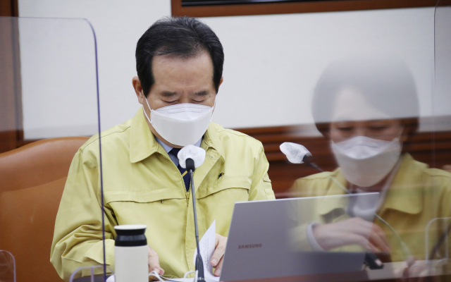 정세균 국무총리가 27일 정부서울청사에서 열린 신종 코로나바이러스 감염증(코로나19) 대응 중앙재난안전대책본부(중대본) 회의에 참석하고 있다. 연합뉴스