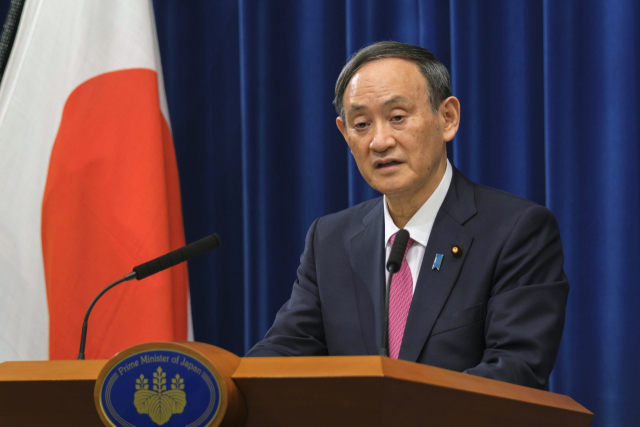 스가 요시히데 일본 총리가 취임 100일째를 맞은 지난 25일 도쿄 총리관저에서 신종 코로나바이러스 감염증(코로나19) 관련 기자회견을 하고 있다. 연합뉴스