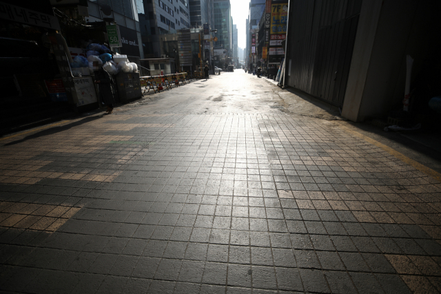 코로나바이러스감염증-19(코로나19) 확산세가 계속되는 27일 서울 강남역 인근 식당가가 한산하다. 연합뉴스