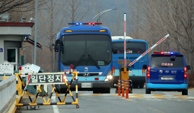 27일 오후 경북 청송군 진보면 경북북부 제2교도소 정문에서 수감자들을 태웠거나 태울 호송 차량이 분주히 오가고 있다. 연합뉴스
