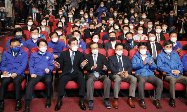 개표방송 지켜보며 박수 치는 더불어민주당. 연합뉴스