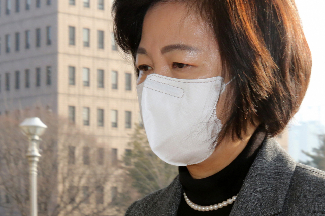 추미애 법무부 장관이 지난 24일 오전 정부과천청사로 출근하고 있다. 연합뉴스