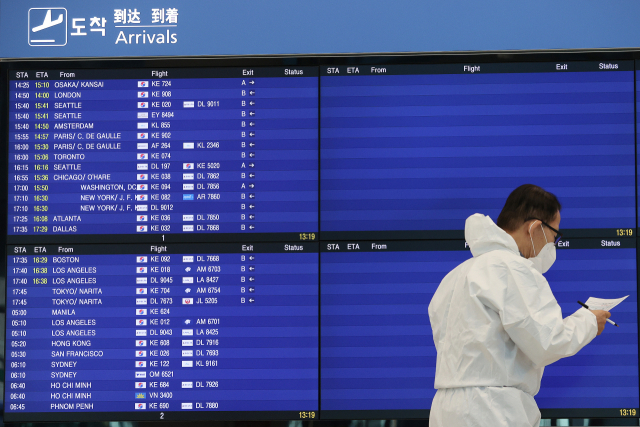 지난 24일 오후 인천공항 입국장 전광판에 영국 런던 출발 항공기 도착 관련 정보가 표시돼 있다. 정부는 영국에서 유행 중인 신종 코로나바이러스 감염증(코로나19) 변이 바이러스의 국내 전파를 차단하기 위해 연말까지 런던발(發) 인천행 항공편 운항을 일시 중단하기로 했다. 이날 런던발 항공기는 승객을 태우지 않았다. 연합뉴스