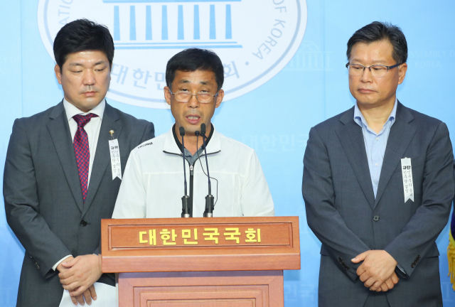 고 최숙현 선수의 부친 최영희 씨가 지난해 7월 10일 국회 소통관에서 열린 국민체육진흥법 개정안 발의 기자회견에서 입장을 밝히고 있다. 연합뉴스
