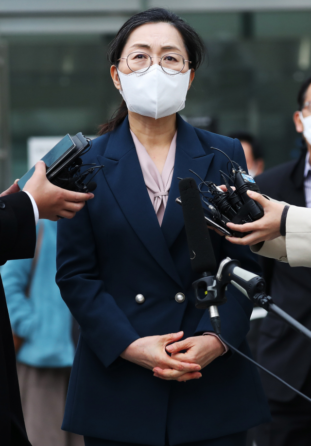 정치자금법 위반 혐의로 기소돼 당선무효형을 선고받았다가 대법원의 원심파기 판결로 기사회생한 은수미 성남시장이 16일 오후 경기도 수원시 영통구 수원고등법원에서 열린 파기환송심 선고공판을 마치고 나오며 취재진의 질문에 답하고 있다. 이날 재판부는 검찰과 은시장 양측의 항소를 기각한다고 판결했다. 이에 따라 은 시장은 1심이 선고한 벌금 90만원을 유지, 당선무효 위기에서 벗어나게 됐다. 연합뉴스