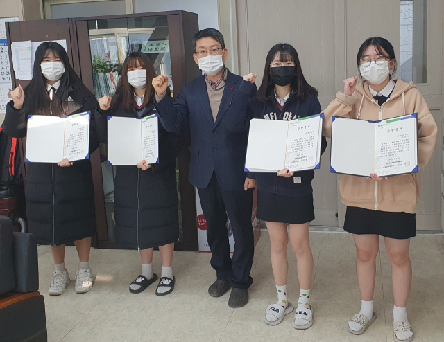 죽변고 체육특기생 장학금 전달