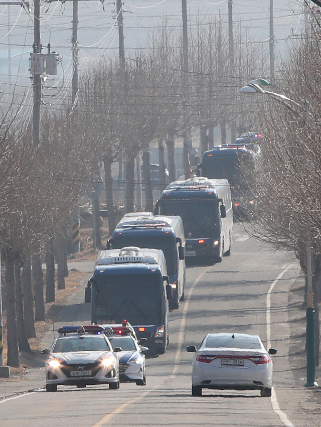 지난해 12월 28일 오후 경북 청송군 진보면 경북북부 제2교도소에 서울 동부구치소 코로나19 확진 수감자들을 태운 호송차들이 도착하고 있다. 매일신문DB