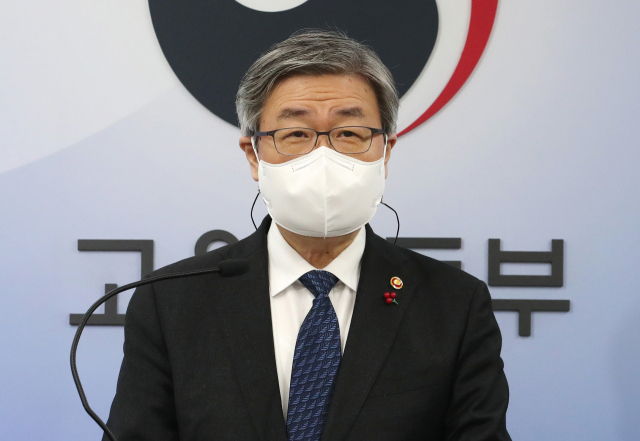 이재갑 고용노동부 장관이 28일 오전 세종시 정부세종청사에서 국민취업지원제도 시행과 관련해 브리핑하고 있다. 연합뉴스