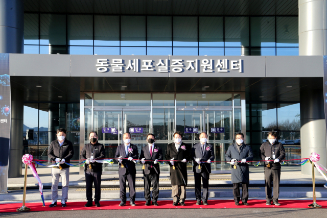 28일 경북 안동 경북바이오 일반산업단지 내에 신축된 동물세포실증지원센터 준공식에서 참석한 내빈들이 테이프 커팅을 하고 있다. 이날 행사는 코로나19 확산에 따라 유튜브를 통해 중계됐다. 안동시 제공