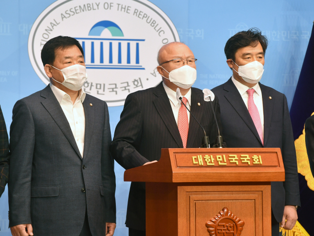 김희국 의원 등 국민의힘 소속 국토교통위원회 위원들이 28일 서울 여의도 국회에서 변창흠 국토교통부 장관 내정자 임명 강행 관련 기자회견을 갖고 변 후보자의 자진사퇴를 촉구하고 있다. 연합뉴스