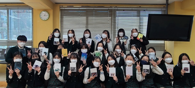 자유학기 프로그램에 참여한 영광여중 학생들이 손가락 V를 하고 있다. 영광여중 제공
