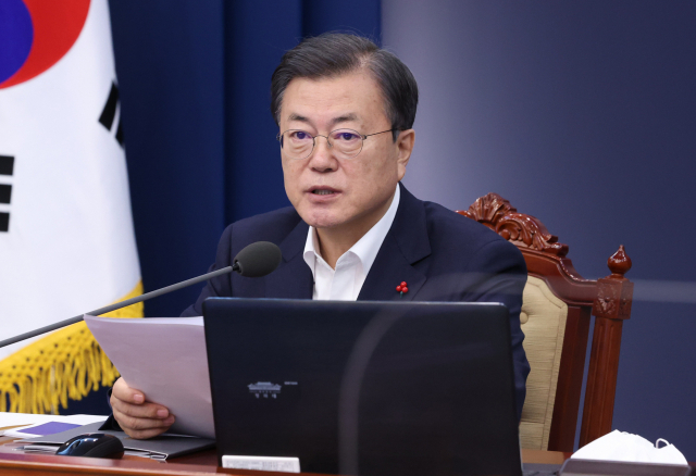 문재인 대통령이 28일 오후 청와대에서 열린 수석·보좌관 회의에서 발언하고 있다. 연합뉴스
