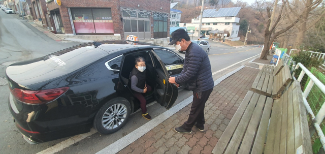 안동시가 지난 2017년부터 교통 소외지 주민들의 이동권 보장을 위해 운영하고 있는 행복택시를 한 시민이 이용하고 있다. 안동시 제공