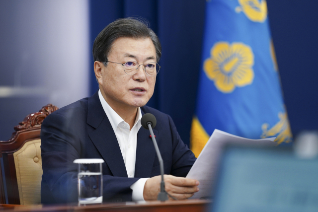 문재인 대통령이 28일 오후 청와대에서 수석·보좌관 회의를 주재하고 있다. 연합뉴스