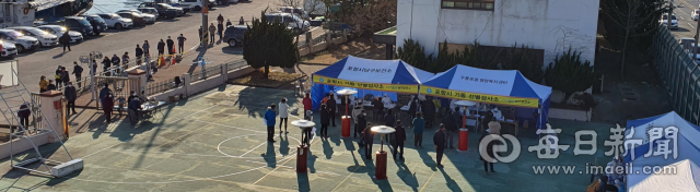 28일 오후 2시30분쯤 경북 포항시 남구 구룡포읍 읍민도서관 옆에 마련된 코로나19 임시선별검사소에서 주민들이 검체채취를 기다리고 있다. 김대호 기자