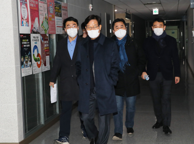 국회 법제사법위원회 소속인 더불어민주당 김남국(왼쪽 부터), 신동근, 김종민, 김용민 의원이 25일 국회 의원회관에서 이낙연 대표 등과의 긴급 비공개 회동을 위해 이 대표의 사무실로 들어가고 있다. 연합뉴스