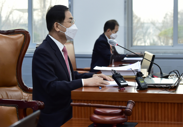 조재연 공수처장 후보 추천위원장이 28일 서울 여의도 국회에서 열린 고위공직자범죄수사처장 후보 추천위원회 6차 회의가 끝난 뒤 초대 공수처장 최종후보 2인으로 김진욱 헌법재판소 선임연구관과 이건리 국민권익위 부위원장이 의결됐다고 밝히고 있다. 연합뉴스