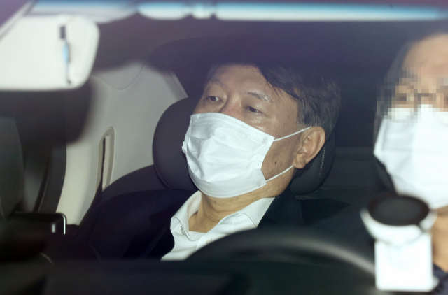 윤석열 검찰총장이 차량을 타고 28일 오후 서울 서초구 대검찰청 청사로 향하고 있다. 연합뉴스