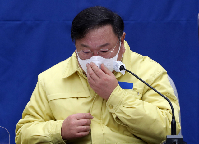 더불어민주당 김태년 원내대표가 29일 오전 서울 여의도 국회에서 열린 원내대책회의에서 발언을 마친 뒤 마스크를 고쳐쓰고 있다. 연합뉴스