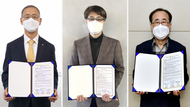 한국부동산원 김학규 원장(왼쪽),(사)대구시민센터 최철영 이사장(가운데), 대구도시공사 이종덕 사장이 비대면 협약식 개최 후 기념 촬영을 하고 있다.