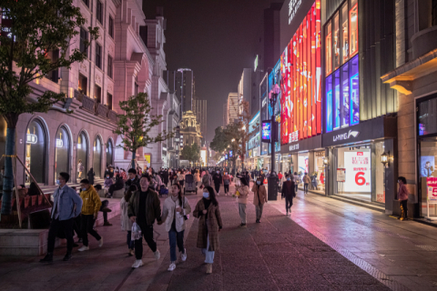 전 세계가 코로나19 확산으로 비상인 가운데 28일(현지시간) 정작 발원지로 알려진 중국 후베이성 우한에선 시민들이 쇼핑을 즐기고 있다. 연합뉴스