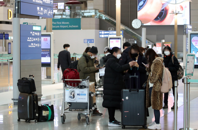영국발 신종 코로나바이러스 감염증(코로나19) 변이 바이러스가 확산하면서 세계 각국 방역에 비상이 걸린 가운데 29일 오후 영종도 인천국제공항 1터미널 출국장에서 탑승객들이 출국 수속을 하고 있다. 연합뉴스