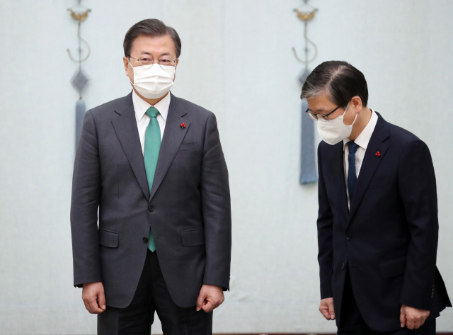 2020년 12월 29일 오전 청와대에서 열린 신임 국무위원 임명장 수여식에서 변창흠 국토교통부 장관이 문재인 대통령에게 인사하고 있다. 연합뉴스