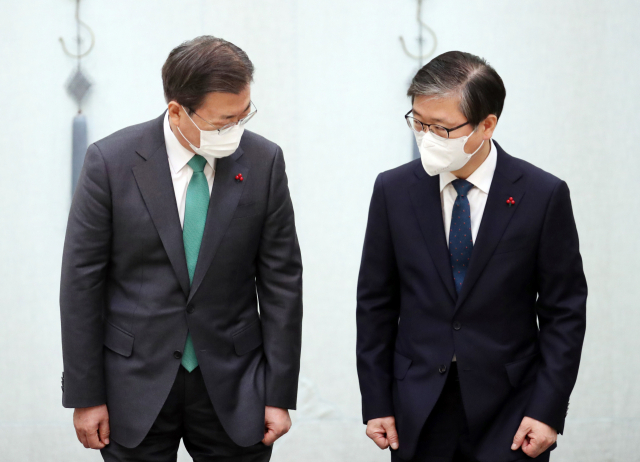 문재인 대통령이 29일 오전 청와대에서 열린 신임 국무위원 임명장 수여식에 참석, 변창흠 국토교통부 장관과 기념촬영에 앞서 인사하고 있다. 연합뉴스
