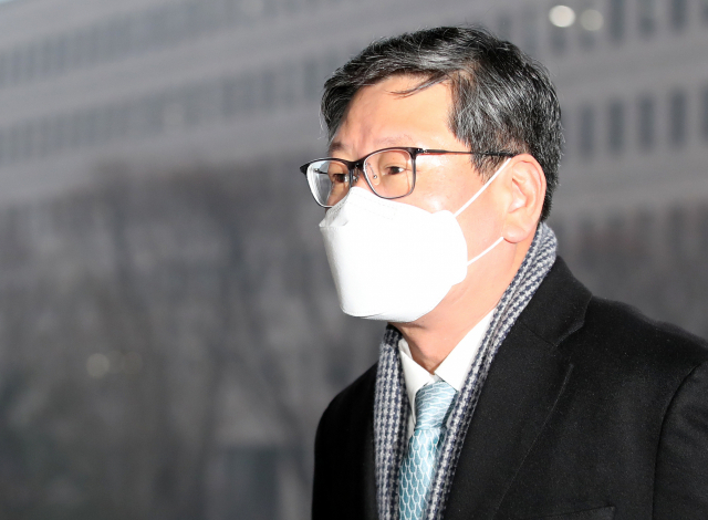 이용구 법무부 차관이 지난 28일 오전 정부과천청사로 출근하고 있다. 연합뉴스