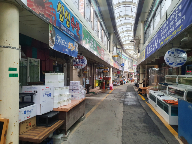 29일 경북 포항시 남구 구룡포읍에 있는 구룡포시장이 잠정 폐쇄됐다. 최근 구룡포읍에서는 신종 코로나바이러스 감염증 확진자가 다수 발생했다. 연합뉴스
