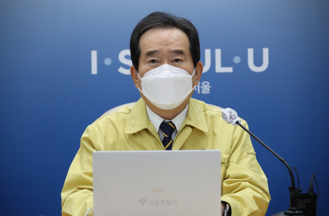 정세균 국무총리가 30일 오전 서울시청에서 열린 신종 코로나바이러스 감염증(코로나19) 대응 중앙재난안전대책본부(중대본) 회의를 주재하고 있다. 연합뉴스