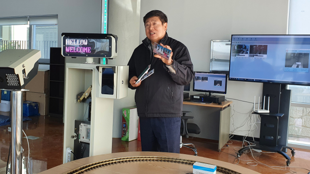 김재용 한국알파시스템 대표가 태국 등으로 수출할 스마트 주차관제시스템을 설명하고 있다. 신중언 기자