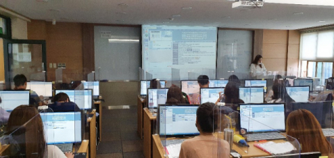 영남이공대학교 평생교육원이 성인 학습자들을 대상으로 교육을 실시하고 있는 장면.