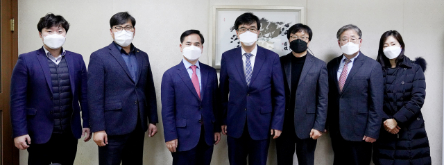 간담회를 마치고 참석자들이 기념촬영을 하고 있다. 왼쪽부터 대경티엠에스 황해수 과장, 정병우 부장, 김경룡 대표, 영남이공대 박재훈 총장, 박만교 부총장, 박동춘 교수, 이은희 팀장. 영남이공대 제공
