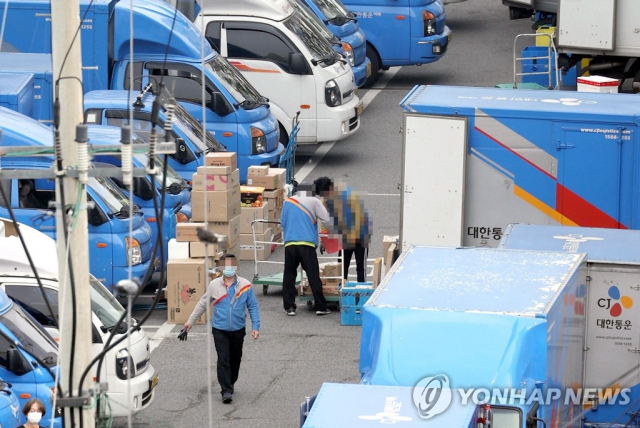 22일 오전 서울의 한 택배 물류센터에서 택배기사가 배송 준비를 하고 있다. 연합뉴스 제공.