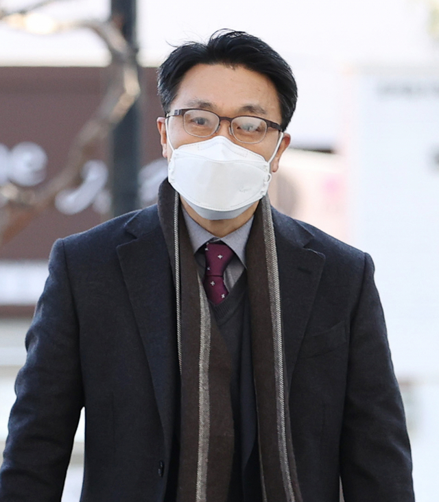 문재인 대통령은 30일 초대 고위공직자범죄수사처(공수처) 처장에 판사 출신인 김진욱 헌법재판소 선임연구관을 지명했다. 사진은 이날 김진욱 헌법재판소 선임연구관이 서울 종로구 헌법재판소로 출근하는 모습. 연합뉴스