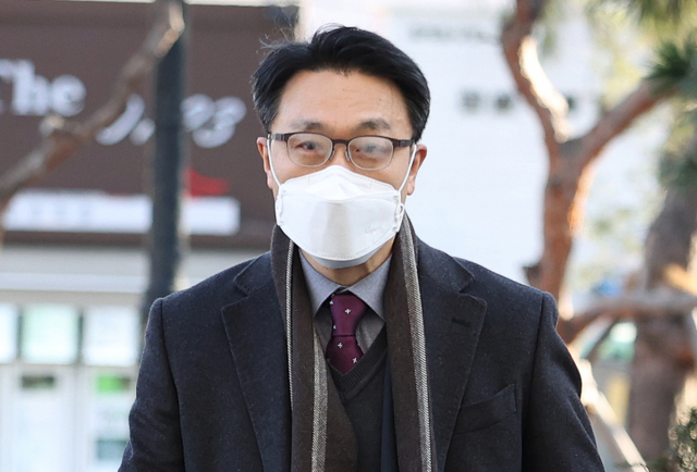 문재인 대통령은 30일 초대 고위공직자범죄수사처(공수처) 처장에 판사 출신인 김진욱 헌법재판소 선임연구관을 지명했다. 사진은 이날 김진욱 헌법재판소 선임연구관이 서울 종로구 헌법재판소로 출근하는 모습. 연합뉴스