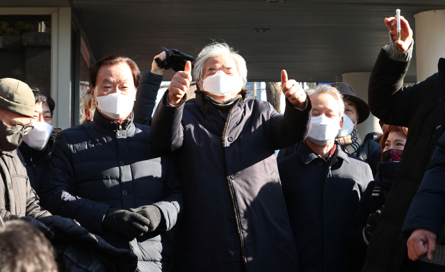공직선거법 위반과 명예훼손 혐의로 재판에 넘겨졌다 1심에서 무죄를 선고받은 전광훈 사랑제일교회 목사가 30일 서초구 서울중앙지법을 나서고 있다. 연합뉴스