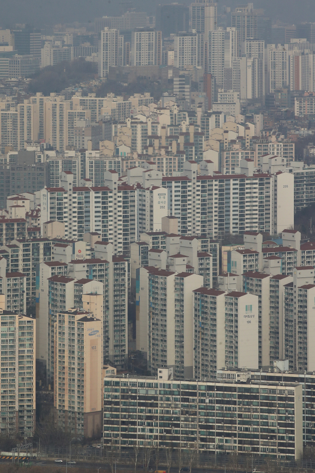 서울 여의도 63빌딩에서 바라본 아파트. 연합뉴스