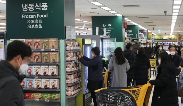 지난해 12월 대형마트 업계는 코로나19 재유행 여파로 홈파티 수요가 늘자 이를 겨냥해 와인, 반조리 식품, 파티 장식용품 등을 대거 판매했다. 지난해 12월 23일 서울 한 대형마트 식품 코너. 연합뉴스