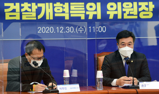더불어민주당 윤호중 검찰개혁특위 위원장이 30일 국회에서 검찰개혁특위 운영방향 및 향후계획에 대한 기자간담회를 하고 있다. 연합뉴스