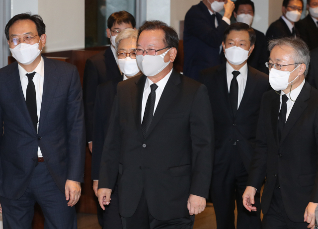 김부겸 전 더불어민주당 의원이 26일 오후 고 이건희 삼성그룹 회장 빈소가 마련된 서울 강남구 삼성서울병원 장례식장에서 조문을 마치고 나오고 있다. 연합뉴스