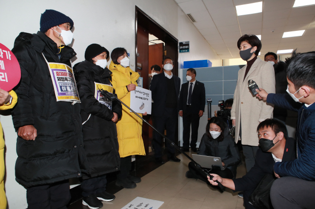 백혜련 국회 법사위 법안심사제1소위 위원장(오른쪽)이 30일 오후 국회에서 열린 법사위 법안심사제1소위원회에 참석하며 중대재해기업처벌법 제정을 촉구하는 고 이한빛PD 아버지 이용관씨(왼쪽부터), 고 김용균씨 어머니 김미숙 김용균재단 이사장, 정의당 강은미 원내대표와 이야기를 나누고 있다. 연합뉴스