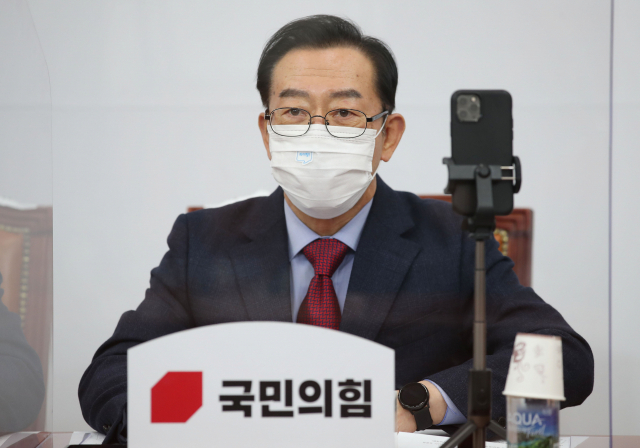 국민의힘 이종배 정책위의장이 30일 국회에서 열린 소상공인 긴급 화상 간담회에서 발언하고 있다. 연합뉴스